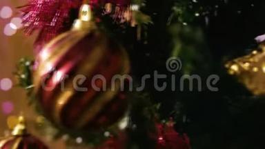 用球和<strong>铃铛装饰</strong>的圣诞树