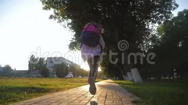 带着背包的小女孩跑去学校。 学校和幼儿园的教育理念.. 后视，慢动作和