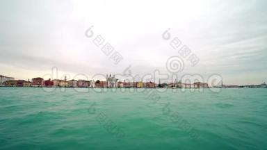 意大利威尼斯<strong>圣马可广场</strong>前威尼斯泻湖的船只密集交通4K