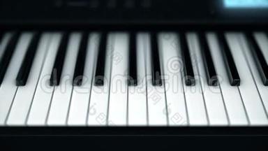 电子琴键的特写.. 智能喂食发光电子钢琴的抽象钥匙。 乐器