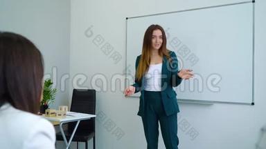 年轻女教师在课堂上教学生