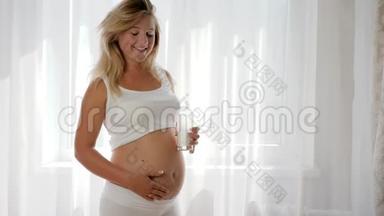<strong>孕期</strong>奶制品的营养，未来妈妈捧着玻璃牛奶微笑