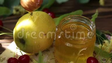 在红苹果上浇蜂蜜，在白色盘子上放红苹果切片，在白色背景上分离蜂蜜