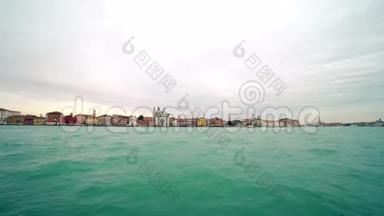 意大利威尼斯<strong>圣马可</strong>广场前威尼斯泻湖的船只密集交通4K