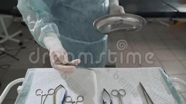 手术结束后，外科医生从手术台上取出<strong>手臂</strong>上的医疗器械。 医生将无菌工具放入