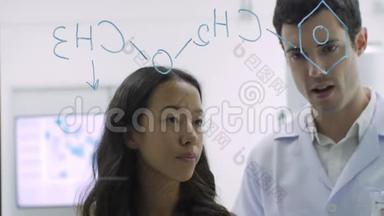 医学研究科学家在玻璃白板上写下科学公式。