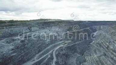 石灰石开采的巨大采石场，<strong>俯视</strong>，全景。 采矿业。 一个大型采石场的<strong>俯视</strong>图