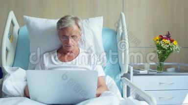 医院里严重的老人用笔记本电脑
