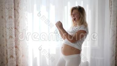 有裸肚子的快乐孕妇欣赏超声波图片婴儿
