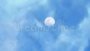 夜晚的满月在明亮的天空中<strong>快速</strong>移动，云在<strong>快速</strong>移动