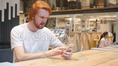 在咖啡厅使用智能手机的被<strong>淘</strong>汰人，被问题困扰