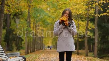 秋天，伤心美丽的年轻女子在公园里走来走去，坐在长凳上，等着别人