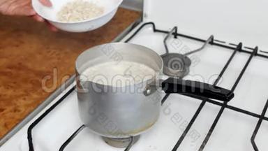 煮燕麦片，一个女人用勺子搅拌牛奶然后睡着燕麦片，特写，麦片，早餐