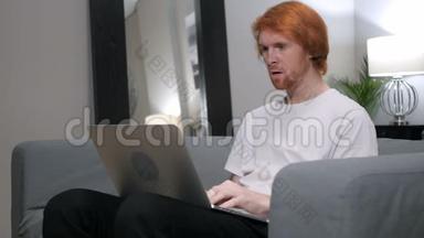 在笔记本电脑上工作的红发男子震惊了