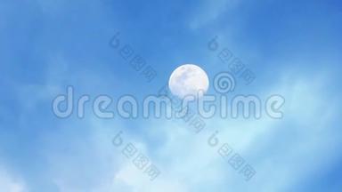 夜晚的满月在明亮的天空中<strong>快速</strong>移动，云在<strong>快速</strong>移动