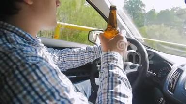 慢镜头，男人在开车时从瓶子里喝啤酒。 <strong>不负</strong>责任的司机。 开车`不要喝酒
