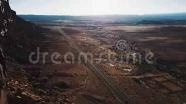 史诗般开阔的亚利桑那州沙漠荒野，无止境的沙漠山谷，汽车沿着高速公路行驶