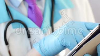 医生在触摸数字平板时做笔记。