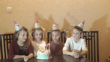 那个小生日女孩和她的朋友们去度假。 孩子们在生日蛋糕上吹蜡烛。 儿童`