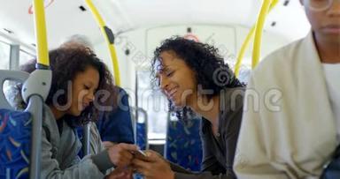 商务通勤者乘坐4k公交车时使用手机