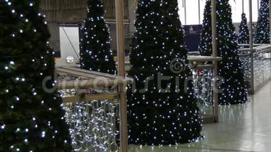 圣诞节前慕尼黑火车站。 为圣诞车站精心装饰。 装饰的圣诞树。