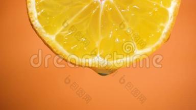 水滴在橘子切片上，水果用于饮食和<strong>健康食品</strong>。 橙色<strong>背景</strong>