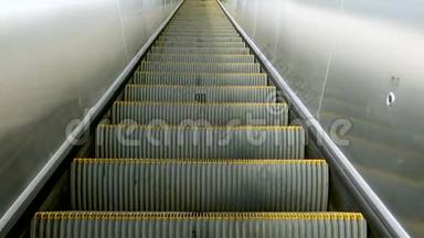 灰色现代自动扶梯的移动楼梯。 自动扶梯特写