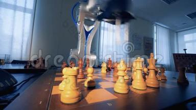<strong>人工智能</strong>概念。 创新的现代机器人手臂与一个人下棋。 4K.