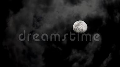 月圆在黑暗的天空和夜晚的<strong>乌云中</strong>快速上升