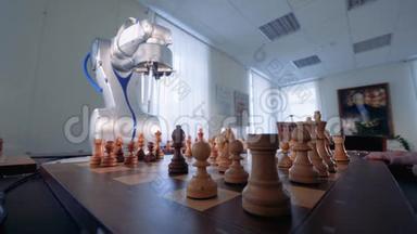 创新的机器人象棋人工智能与人类下棋。