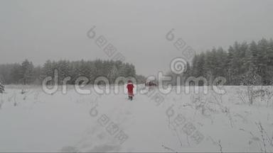 圣诞老人在森林里的冬天跑到车上。 慢电影画面