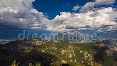 夏季的Serre-Poncon湖的鸟瞰图。 Hautes-Alpes时间推移，法国南阿尔斯，杜斯谷