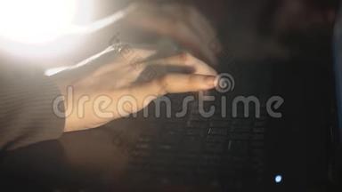 双手女人在一个背景的晚上在笔记本上打字。 女人在办公室的笔记本电脑键盘上打字，女人