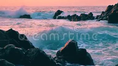 大片蓝色波涛汹涌的海浪缓缓飞溅，哗啦，哗啦，哗啦，哗啦.. 滚动热带泰国海滩太阳。