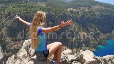 享受自由的年轻女子沐浴在土耳其蝴蝶谷的美景中