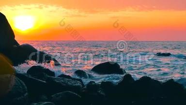 大片蓝色波涛汹涌的海浪缓缓飞溅，哗啦，哗啦，哗啦，哗啦.. 滚滚热带泰国海滩.. 太阳神。