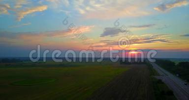 夏季日落傍晚，农村上方的农村麦田景观。 无人驾驶飞机飞行