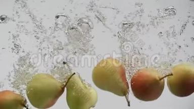 梨子掉入水中，旋转时溅起水花，气泡变白