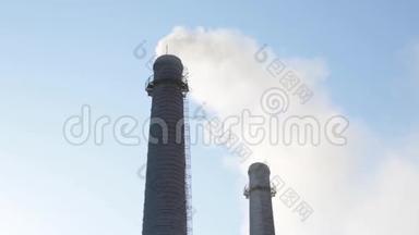 工厂管道。 烟来自工厂管道.. 空气污染。 工厂管道顶着蓝天.. 晴天。