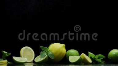 柠檬水果，柠檬酸橙，薄荷叶，<strong>小水滴</strong>，桌上准备多汁的鸡尾酒