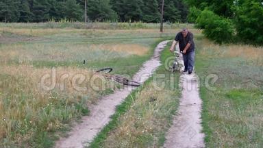 一个人骑着小三轮车走在乡间小路上，发现一辆破旧的自行车