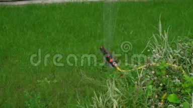 自动喷水系统在绿草的背景下浇灌草坪