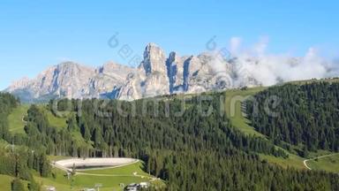 多洛米兹的大风景。 时间流逝到栀子弥赛夫和萨松格尔峰。 意大利南蒂罗尔的阿尔塔·巴迪亚