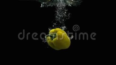 黄钟椒落入水中，随着大量气泡和液滴旋转