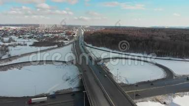 冬季公路上的鸟瞰图。 大型交通交汇处