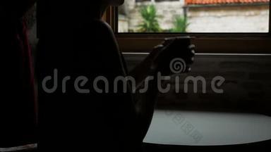 女孩坐在酒店的<strong>圆桌</strong>旁的窗口