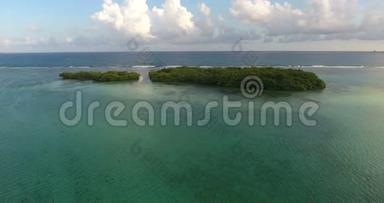 空中无人机鸟瞰视频`海波和岩石，绿松石水。 热带天堂太平洋环礁岛。 顶级