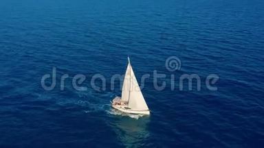 在海洋中的<strong>帆船</strong>。 白色<strong>帆船</strong>在无边无际的海洋中间。 空中观景。
