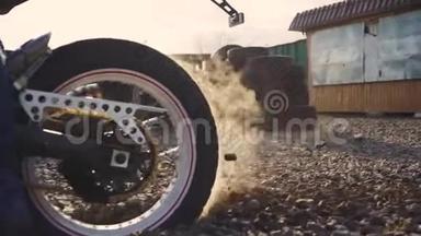 摩托车手在沙漠中做轮胎烧坏，慢动作。职业摩托车手在地面上<strong>颠簸</strong>着开着摩托车