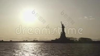 美利坚合众国<strong>纽约</strong>河日落时拍摄的<strong>自由女神像</strong>宽镜头